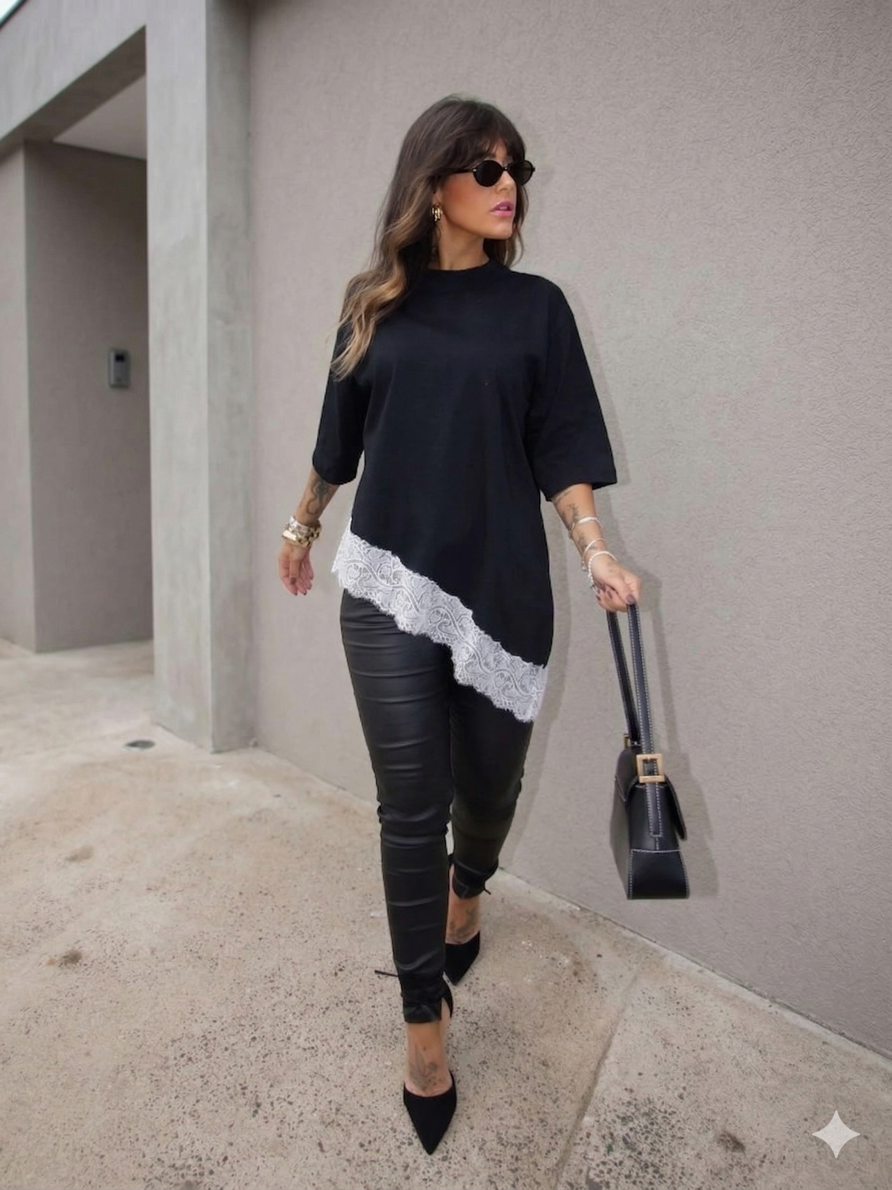 T-shirt Oversized com Barra em Renda Assimétrica