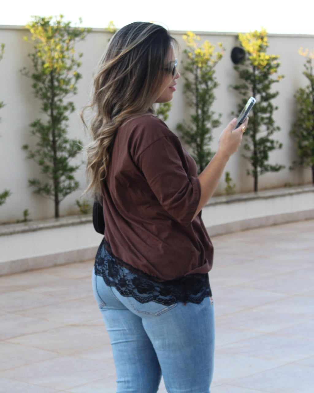 T-shirt Oversized com Barra em Renda Assimétrica