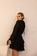 Vestido Curto Fluido em Camadas