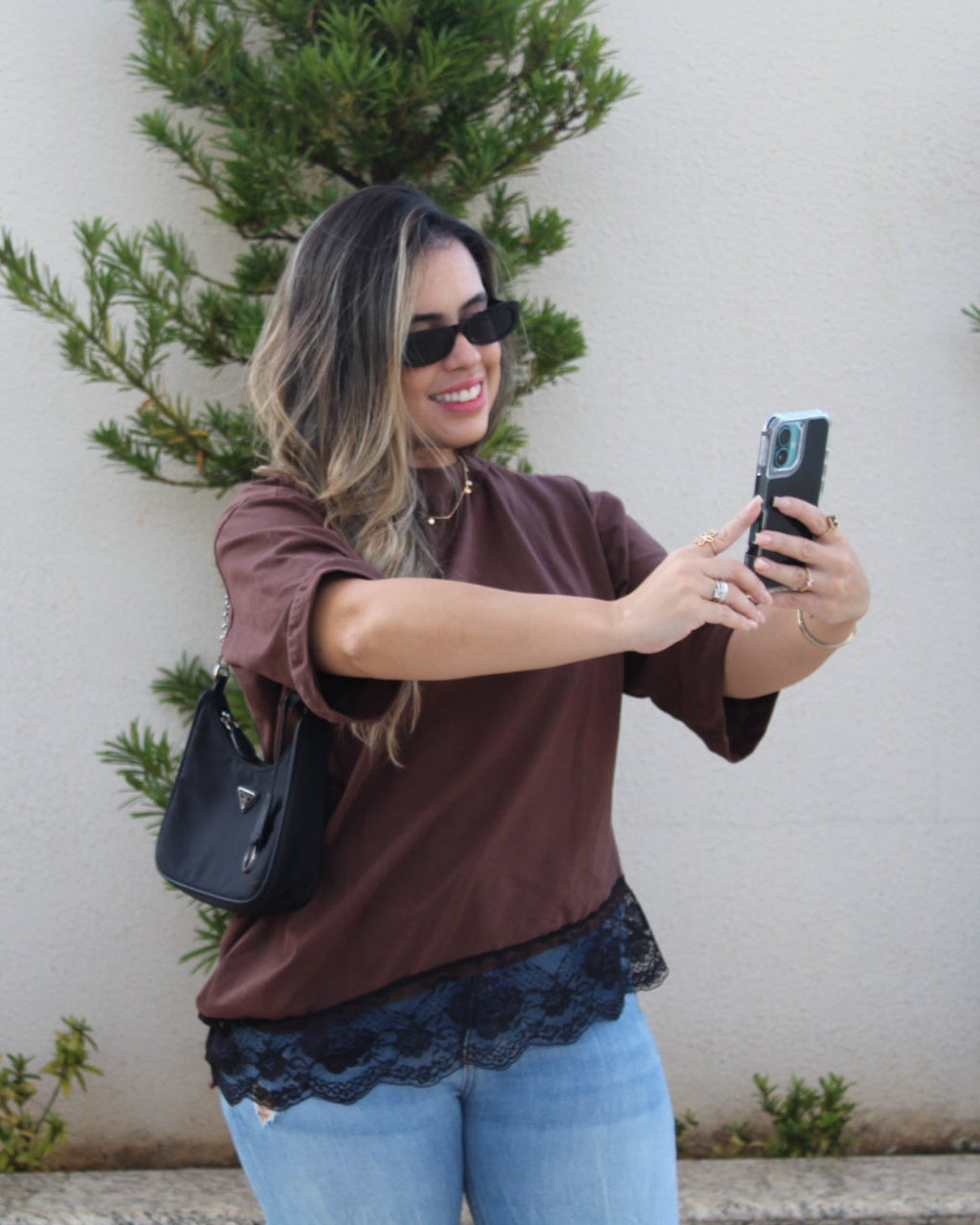 T-shirt Oversized com Barra em Renda Assimétrica