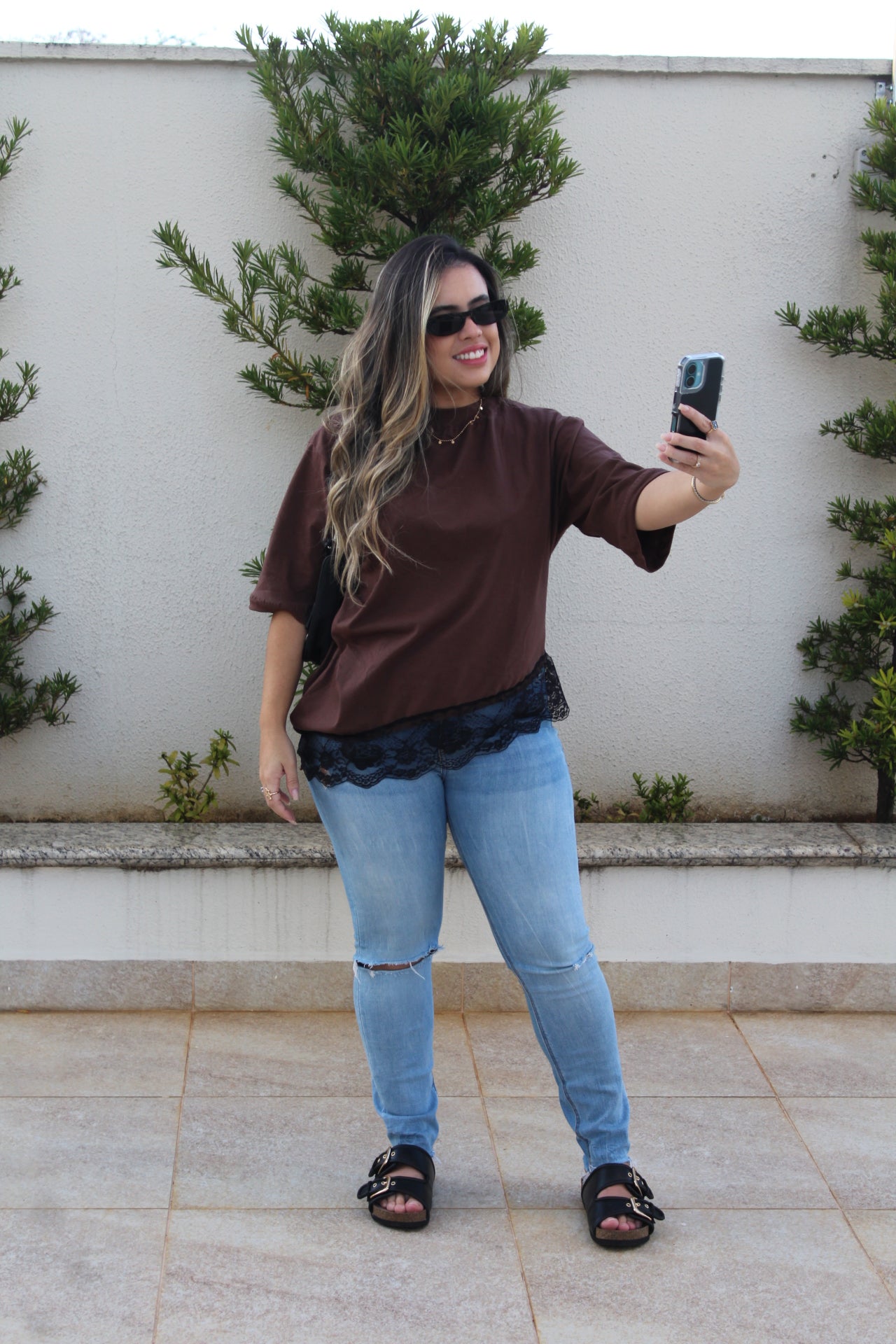 T-shirt Oversized com Barra em Renda Assimétrica
