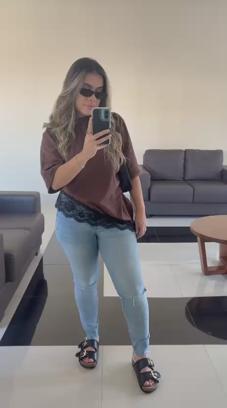 T-shirt Oversized com Barra em Renda Assimétrica