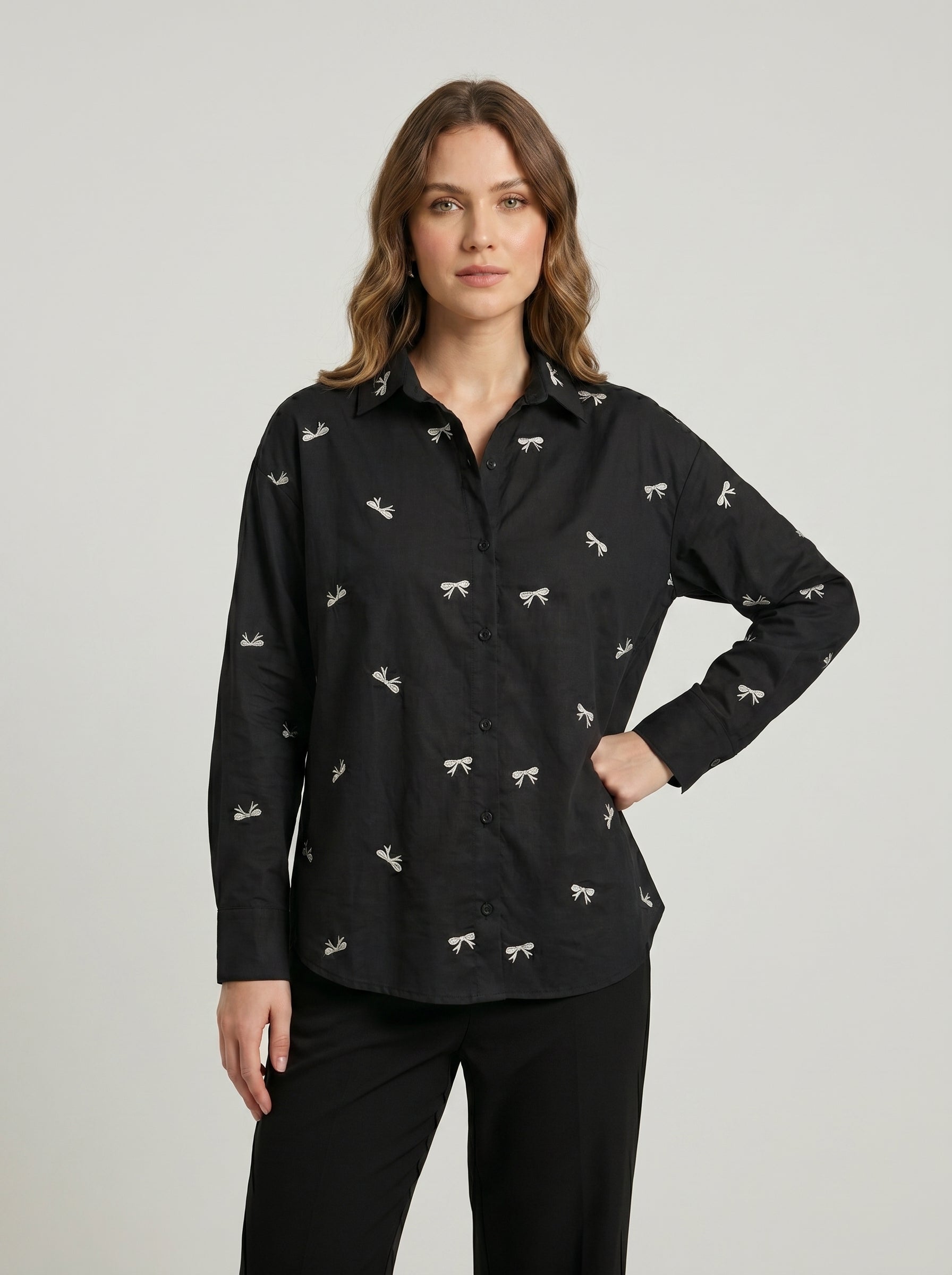 Camisa Social Feminina Bordado Laços