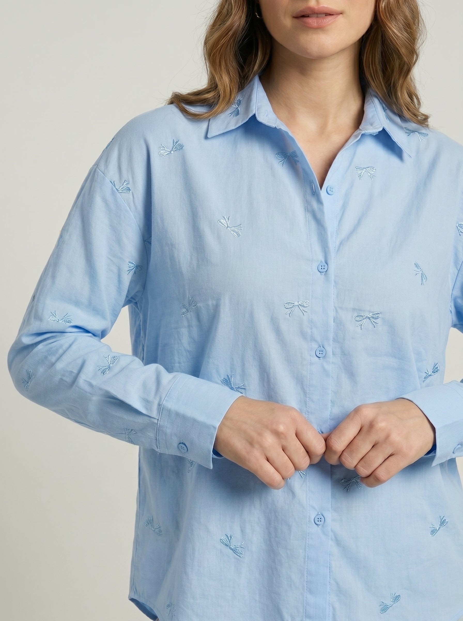 Camisa Social Feminina Bordado Laços